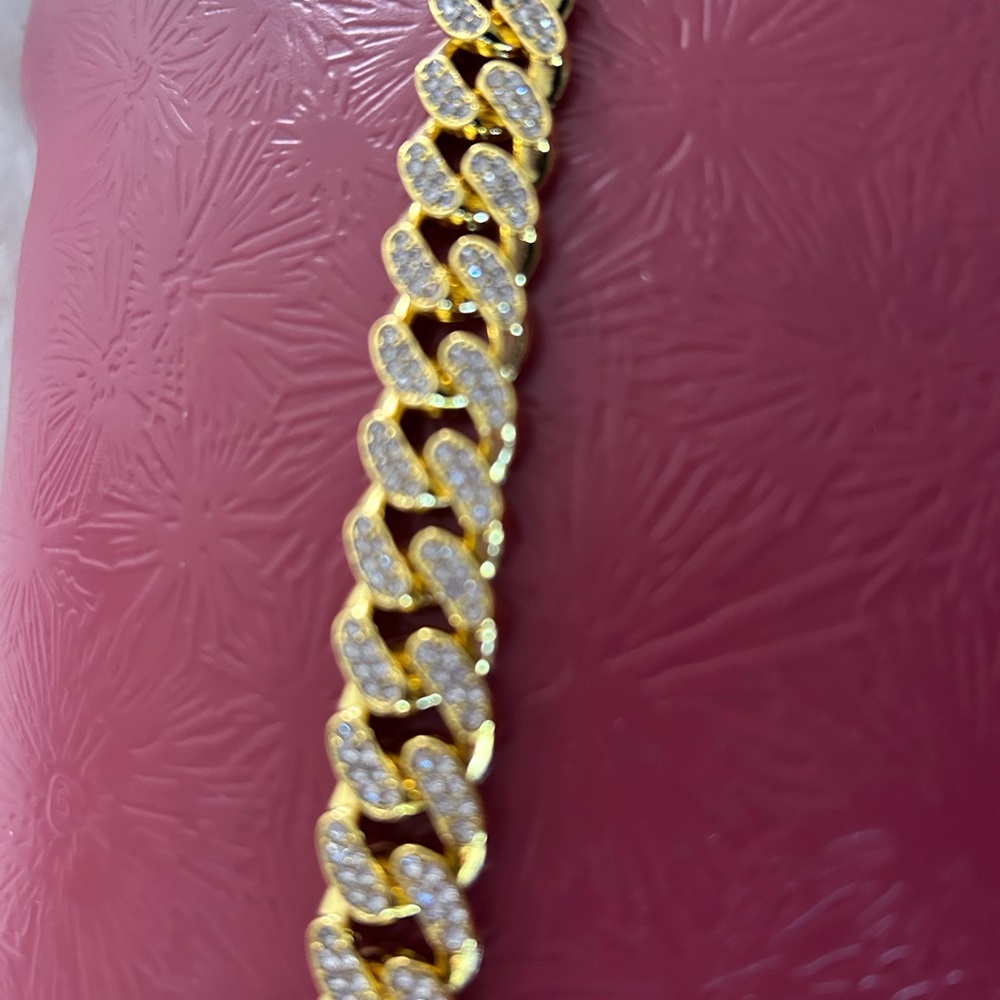Gold and silver men’s and women’s beautiful bracelet